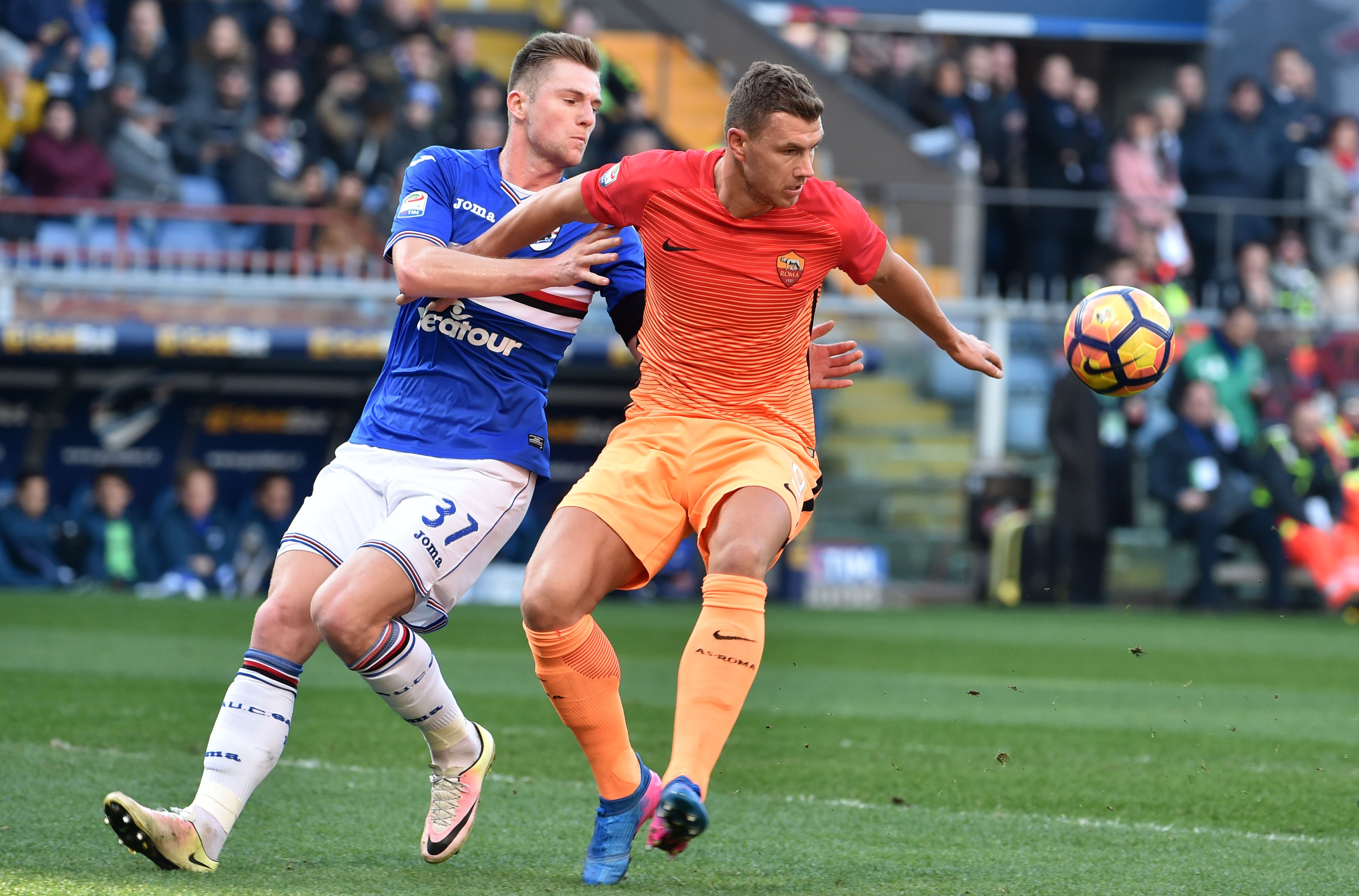 GENOA, ITALY - JANUARY 29: Edin Dzeko (Roma) and Milan Skriniar (Sampdoria) during the Serie A match between UC Sampdoria and AS Roma at Stadio Luigi Ferraris on January 29, 2017 in Genoa, Italy. (Photo by Paolo Rattini/Getty Images)