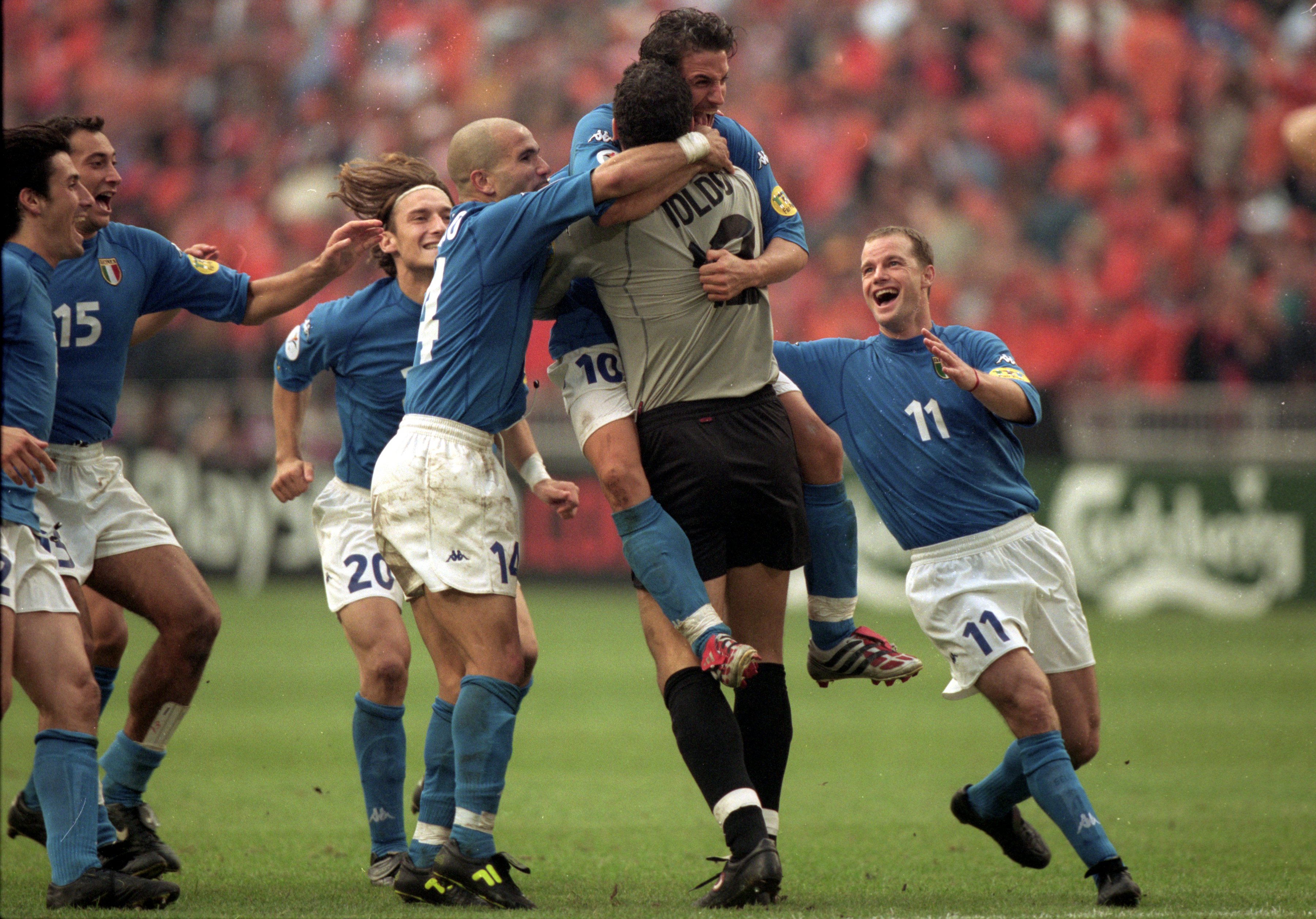 29 Jun 2000: Italy celebrating reaching the final after the European Championships 2000 Semi Final against Holland at the Amsterdam ArenA, Amsterdam, Holland. The match was drawn 0-0 after extra time, but Italy won on penalties 3-1. Mandatory Credit: Ben Radford /Allsport