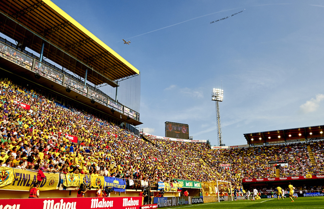 VILLARREAL, SPAIN - SEPTEMBER 27: A plane tows a banner reading 'Come home Ronaldo - United Reel' during the La Liga match between Villarreal CF and Real Madrid at El Madrigal on September 27, 2014 in Villarreal, Spain. (Photo by Manuel Queimadelos Alonso/Getty Images)