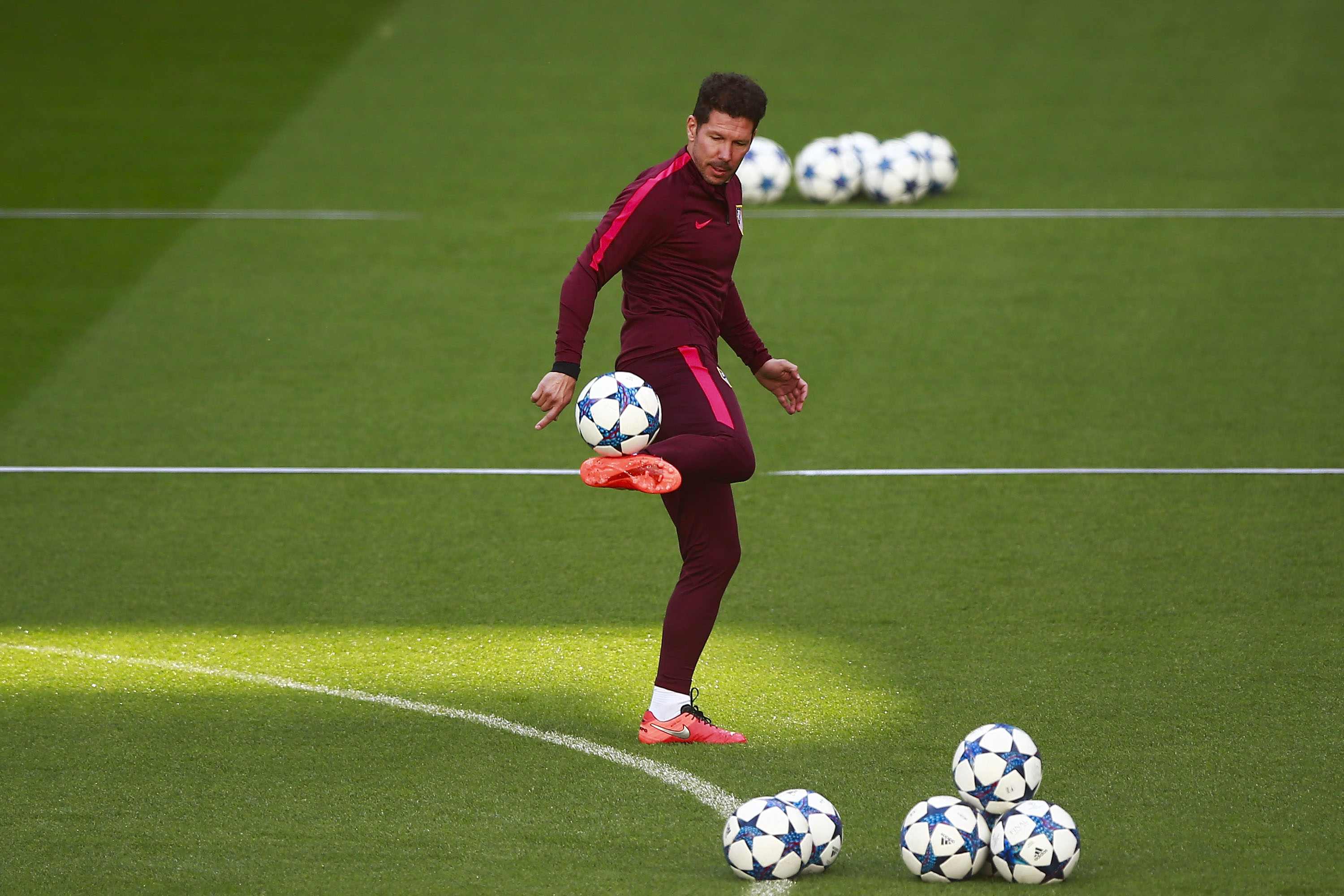 MADRID, SPAIN - MAY 01: Head coach Diego Pablo Simeone of Atletico de Madrid kicks the ball during a training session ahead of the UEFA Champions League Semifinal First leg match between Real Madrid CF and Club atletico de Madrid at Estadio Santiago Bernabeu on May 1, 2017 in Madrid, Spain. (Photo by Gonzalo Arroyo Moreno/Getty Images)