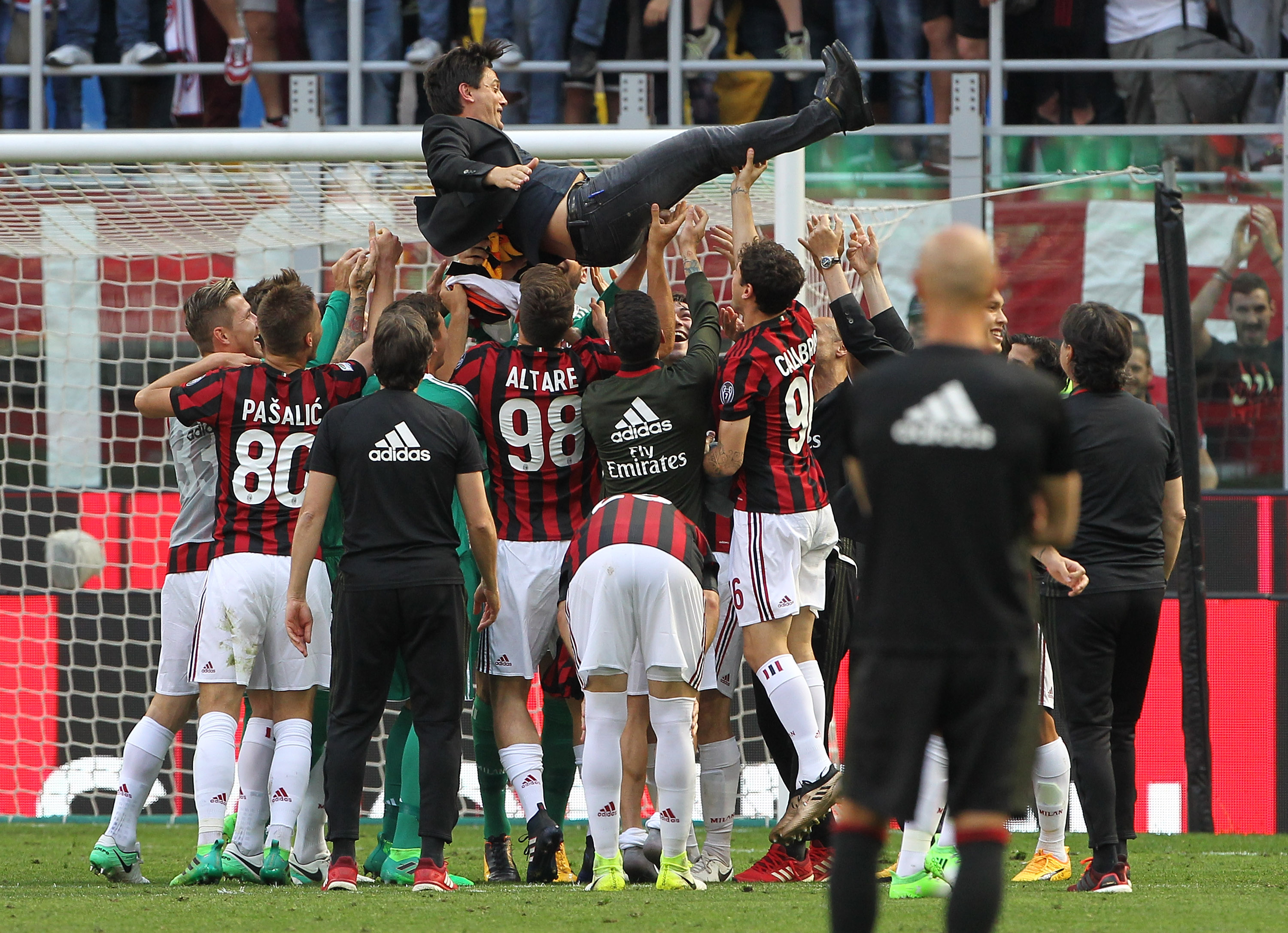 MILAN, ITALY - MAY 21: The AC Milan players celebrate their coach Vincenzo Montella at the end of the Serie A match between AC Milan and Bologna FC at Stadio Giuseppe Meazza on May 21, 2017 in Milan, Italy. (Photo by Marco Luzzani/Getty Images)