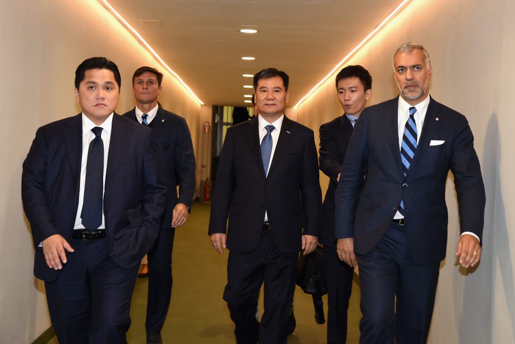 MILAN, ITALY - SEPTEMBER 18: Vice President of FC Internazionale Javier Zanetti, Chairman of Suning holdings group Zhang Jindong, FC Internazionale President Erick Thohir, CEO Michael Bolingbroke and FC Internazionale board member Steven Zhang and attend the Serie A match between FC Internazionale and Juventus FC at Stadio Giuseppe Meazza on September 18, 2016 in Milan, Italy. (Photo by Pier Marco Tacca - Inter/Inter via Getty Images)