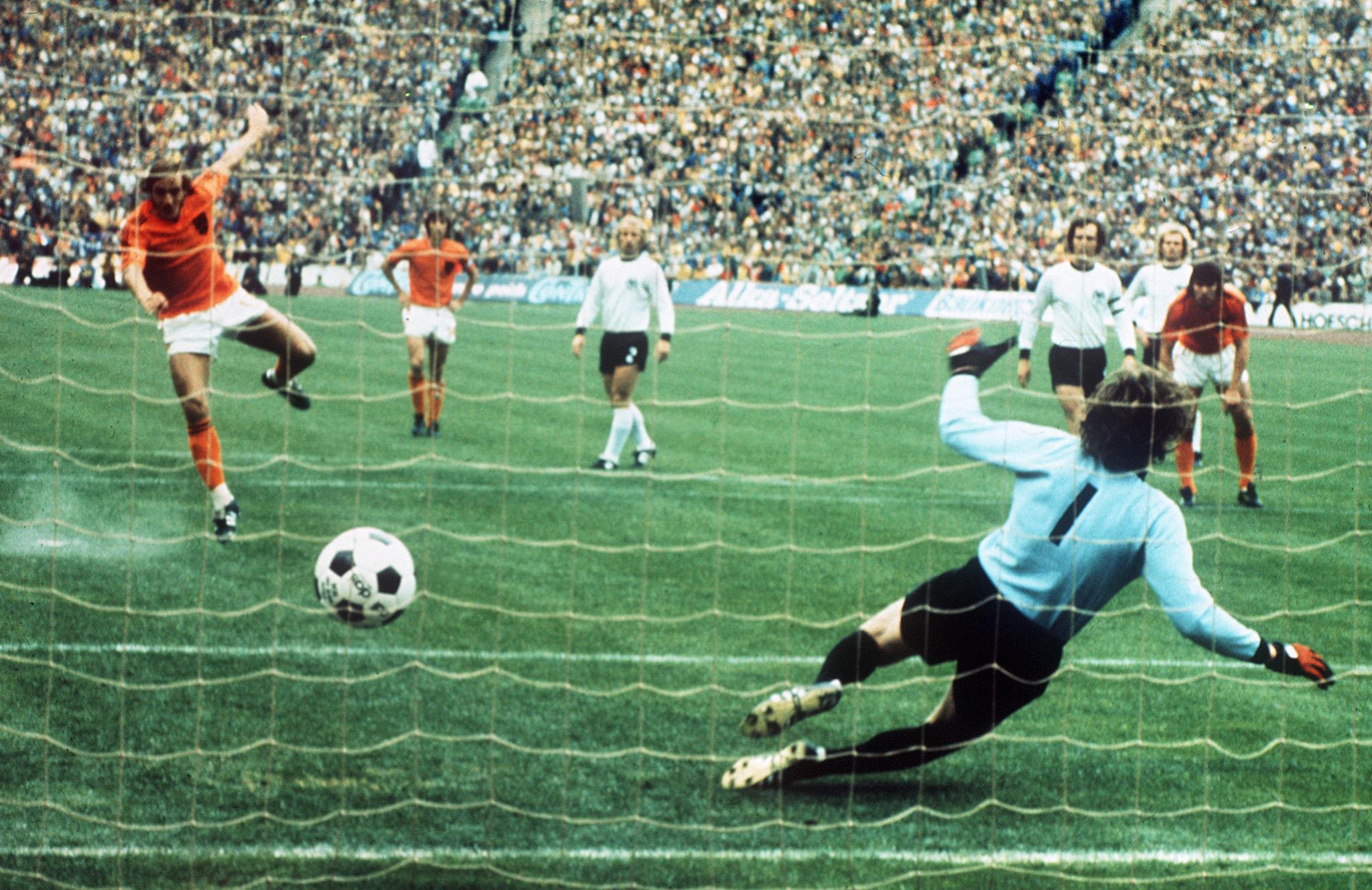 Dutch midfielder Johan Neeskens scores t