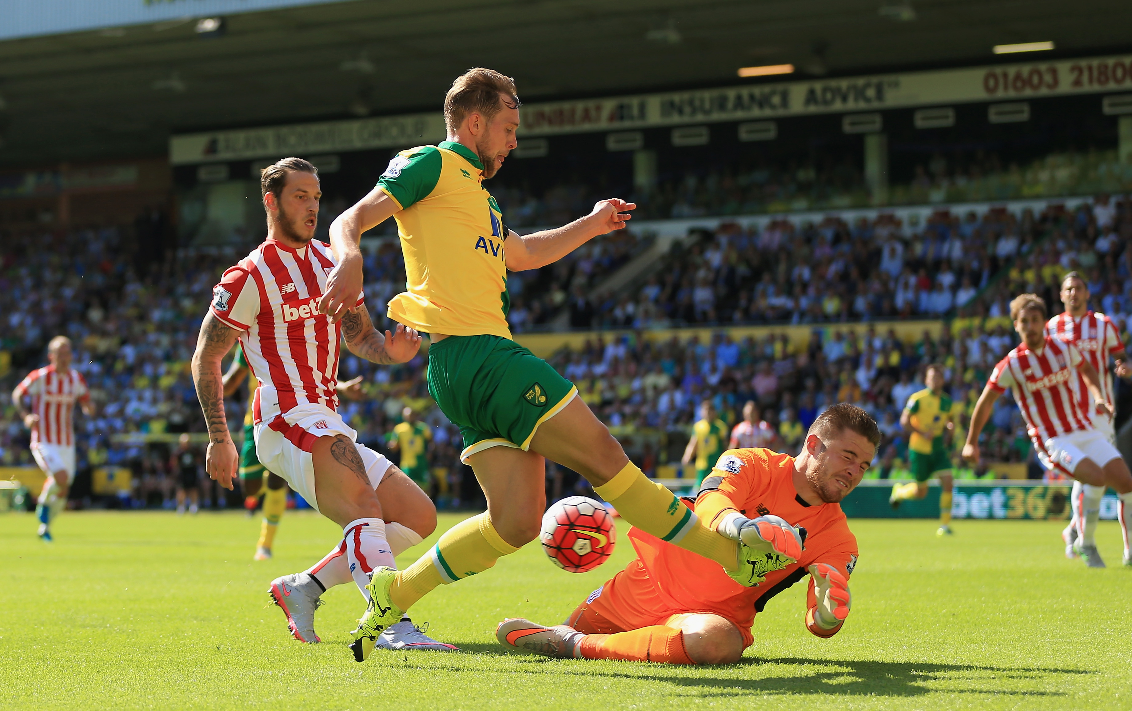 NORWICH, ENGLAND - AUGUST 22: Jack Butland of Stoke City makes a save during the Barclays Premier League match between Norwich City and Stoke City at Carrow Road on August 22, 2015 in Norwich, England. (Photo by Stephen Pond/Getty Images)