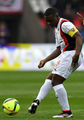 Nice's Ivorian midfielder Jean-Michel Seri passes the ball during the French L1 football match between Paris Saint-Germain and Nice at the Parc des Princes stadium in Paris on April 2, 2016. / AFP / FRANCK FIFE (Photo credit should read FRANCK FIFE/AFP/Getty Images)