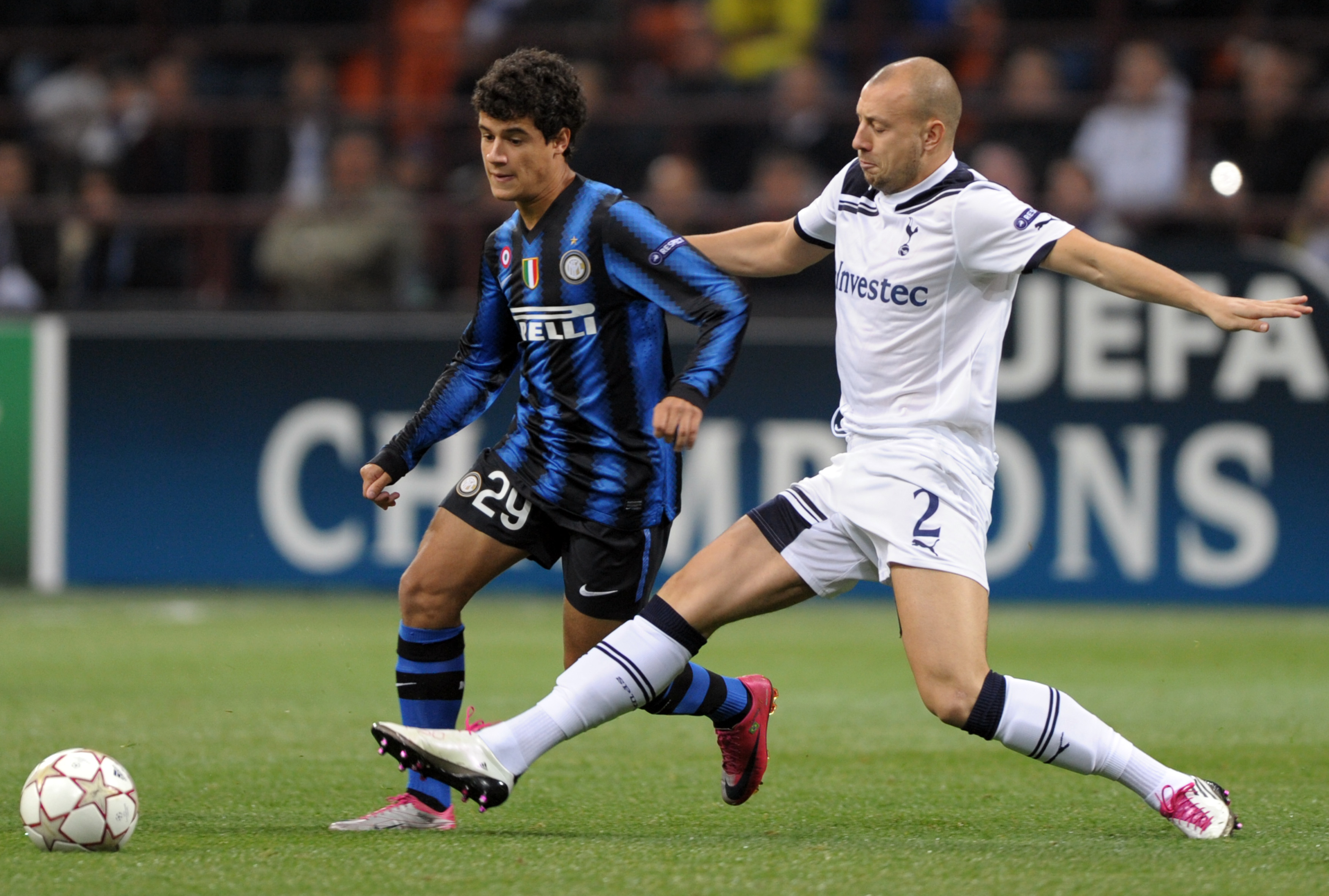 Inter Milan's Brazilian midfielder Philippe Coutinho Correia (L) challenges for the ball with Tottenham's defender Alan Hutton during their UEFA Champions League football match at San Siro stadium in Milan on October 20, 2010. AFP PHOTO / GIUSEPPE CACACE (Photo credit should read GIUSEPPE CACACE/AFP/Getty Images)