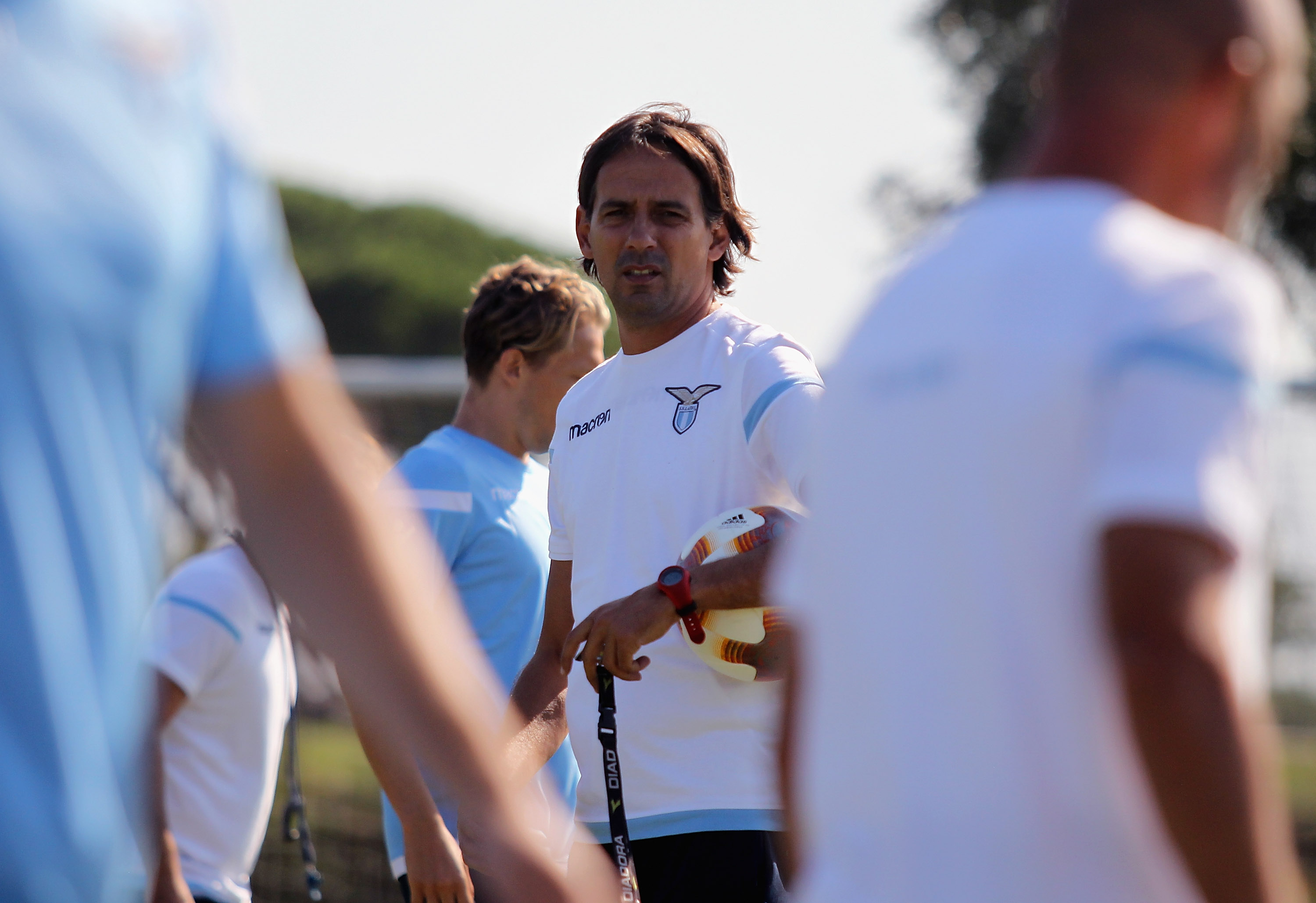 ROME, ITALY - SEPTEMBER 13: SS Lazio head coach Simone Inzaghi looks on during the SS Lazio training session on September 13, 2017 in Rome, Italy. (Photo by Paolo Bruno/Getty Images)