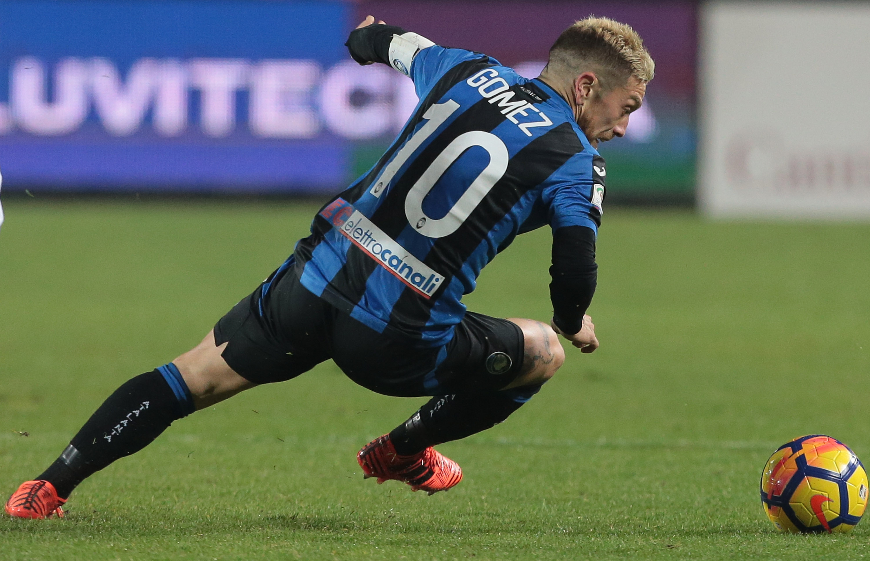 BERGAMO, ITALY - NOVEMBER 27: Alejandro Gomez of Atalanta BC in action during the Serie A match between Atalanta BC and Benevento Calcio at Stadio Atleti Azzurri d'Italia on November 27, 2017 in Bergamo, Italy. (Photo by Emilio Andreoli/Getty Images)